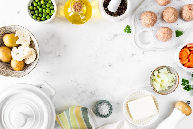 Kuchnia z talerzami i składnikami